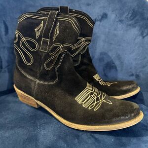 Nine West Jannr Western Booties. Black. Size 9